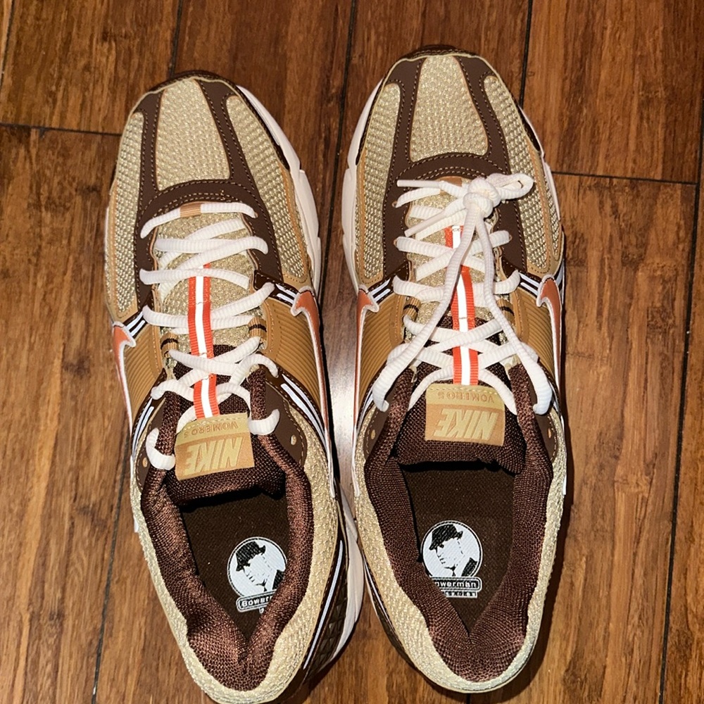 10.5 women’s 12 men’s . Vomero 5 . Wheat grass / gold .